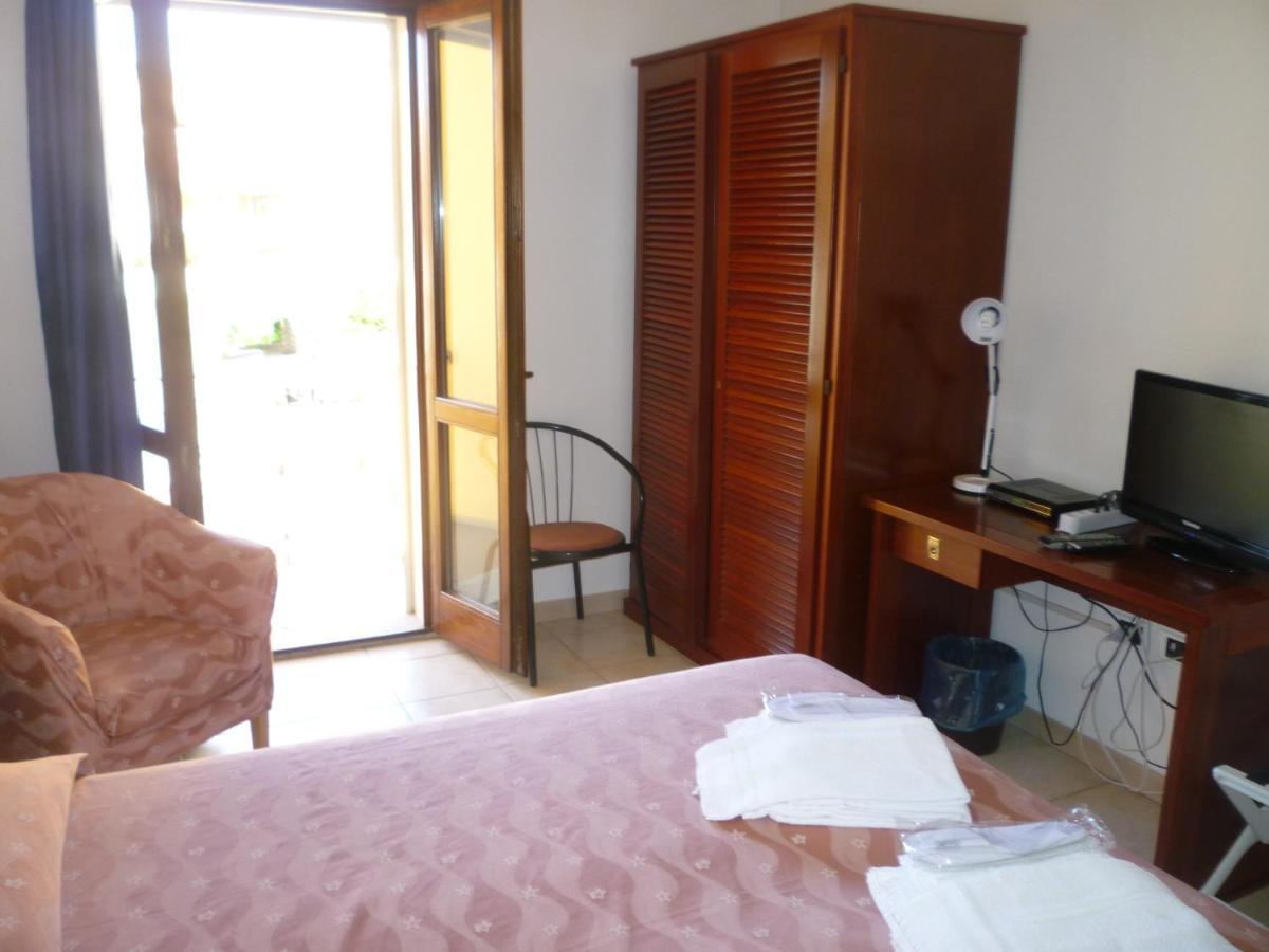 Hotel L'Ancora ซานตา เตเรซา กัลลูรา ภายนอก รูปภาพ