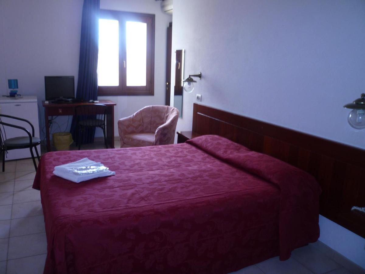 Hotel L'Ancora ซานตา เตเรซา กัลลูรา ภายนอก รูปภาพ