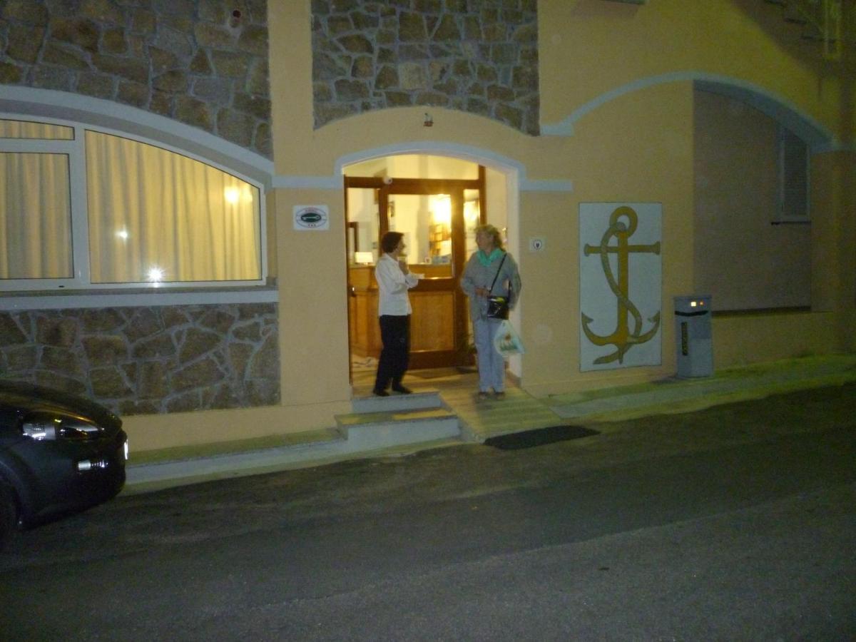 Hotel L'Ancora ซานตา เตเรซา กัลลูรา ภายนอก รูปภาพ