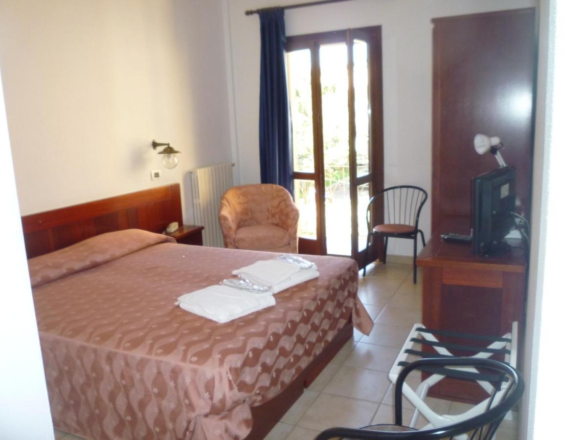 Hotel L'Ancora ซานตา เตเรซา กัลลูรา ภายนอก รูปภาพ