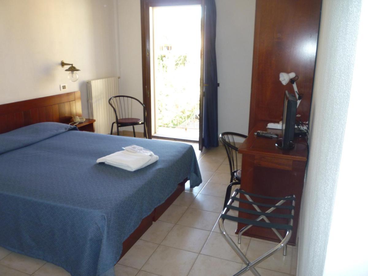 Hotel L'Ancora ซานตา เตเรซา กัลลูรา ภายนอก รูปภาพ