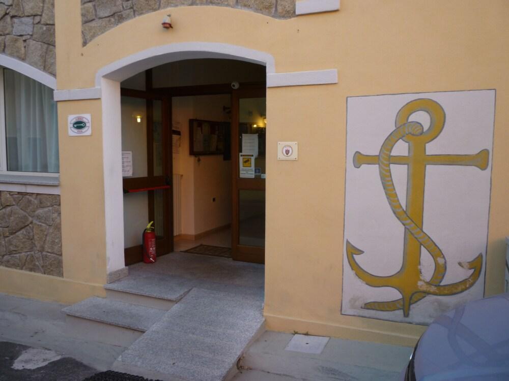 Hotel L'Ancora ซานตา เตเรซา กัลลูรา ภายนอก รูปภาพ