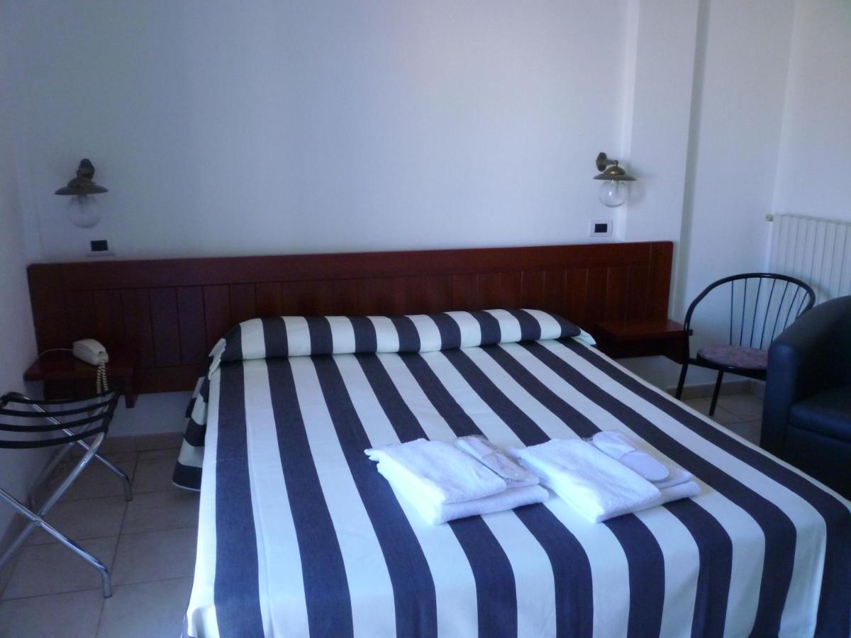 Hotel L'Ancora ซานตา เตเรซา กัลลูรา ภายนอก รูปภาพ