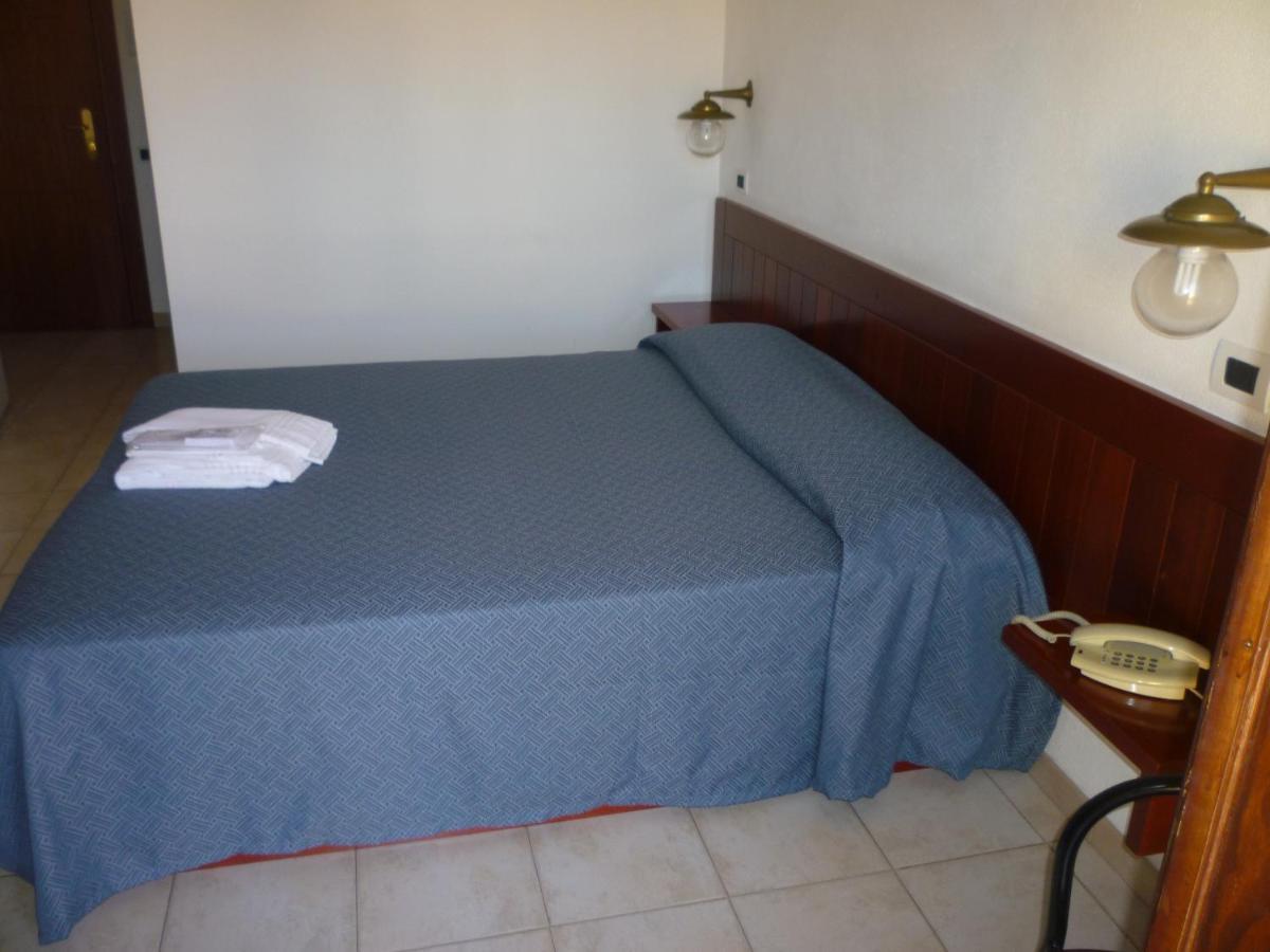 Hotel L'Ancora ซานตา เตเรซา กัลลูรา ภายนอก รูปภาพ