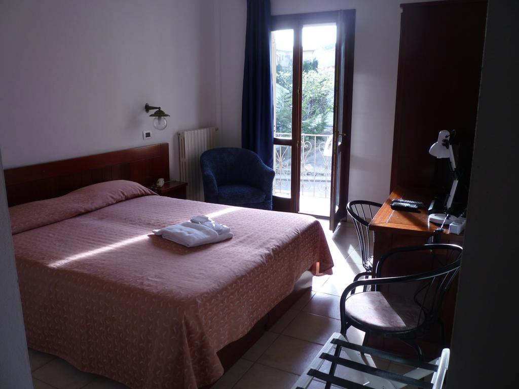 Hotel L'Ancora ซานตา เตเรซา กัลลูรา ภายนอก รูปภาพ