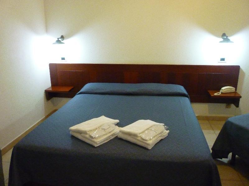 Hotel L'Ancora ซานตา เตเรซา กัลลูรา ภายนอก รูปภาพ