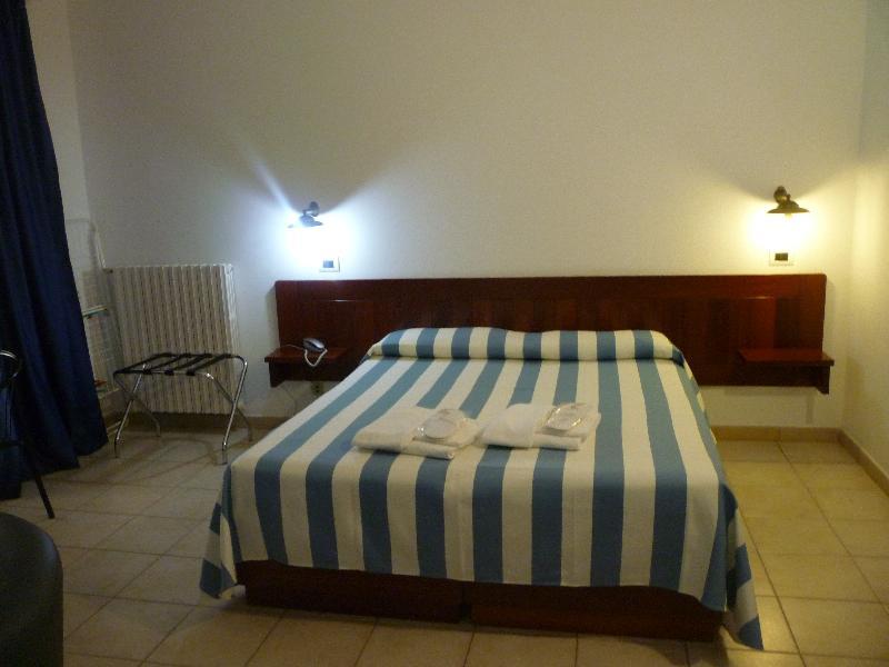 Hotel L'Ancora ซานตา เตเรซา กัลลูรา ภายนอก รูปภาพ