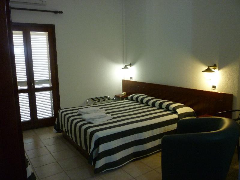 Hotel L'Ancora ซานตา เตเรซา กัลลูรา ภายนอก รูปภาพ