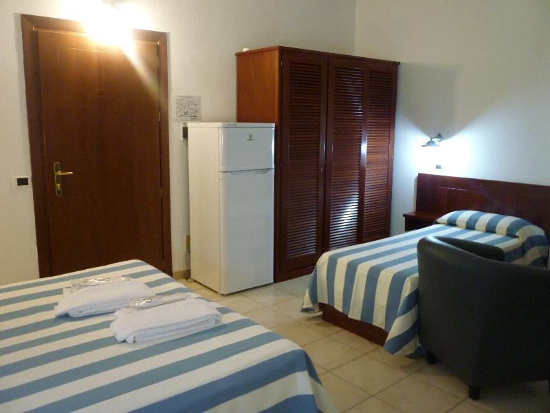 Hotel L'Ancora ซานตา เตเรซา กัลลูรา ภายนอก รูปภาพ