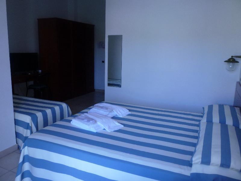 Hotel L'Ancora ซานตา เตเรซา กัลลูรา ภายนอก รูปภาพ