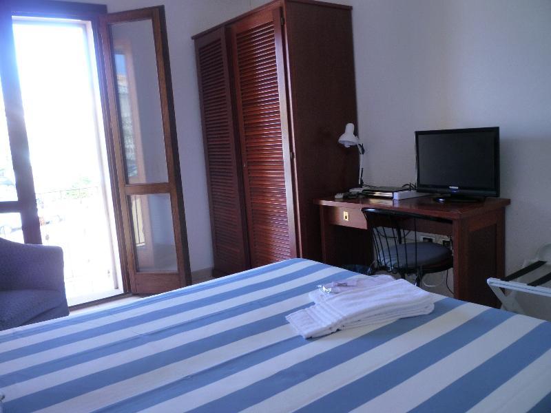 Hotel L'Ancora ซานตา เตเรซา กัลลูรา ภายนอก รูปภาพ