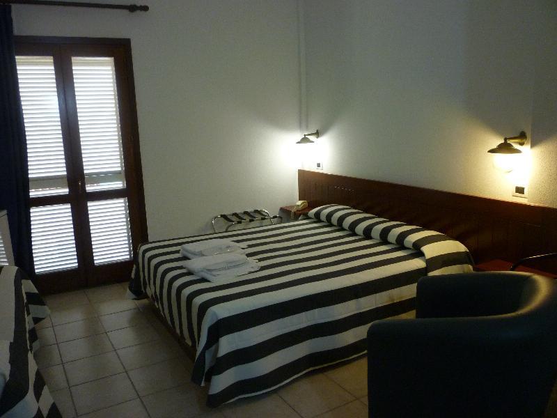 Hotel L'Ancora ซานตา เตเรซา กัลลูรา ภายนอก รูปภาพ
